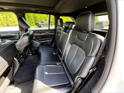 Used 2022 Jeep Grand Cherokee Overland AWD/4WD image 15