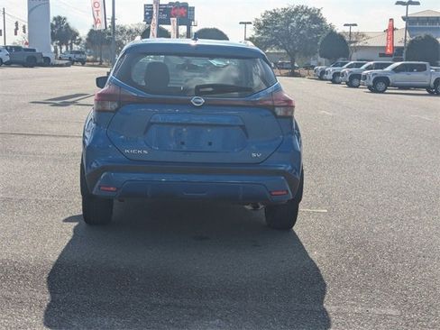 Used 2021 Nissan Kicks SV image 4