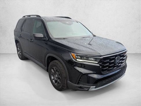 Certified 2025 Honda Pilot TrailSport image 3