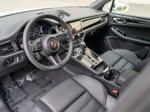 Certified 2025 Porsche Macan image 4