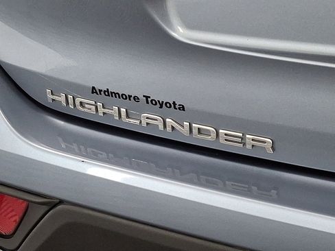 Used 2021 Toyota Highlander XLE AWD/4WD image 16