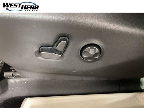 Used 2023 Chrysler Pacifica Limited FWD image 14