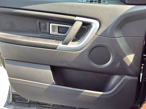 Used 2018 Land Rover Discovery Sport SE image 12