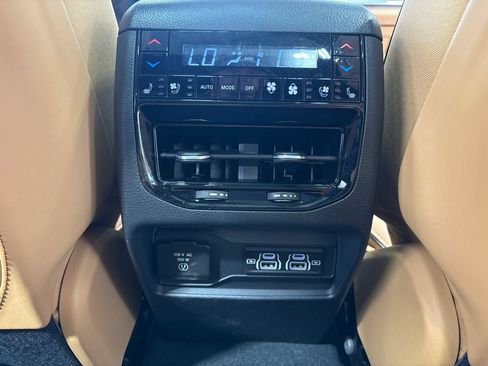 Used 2025 Jeep Grand Cherokee Summit AWD/4WD image 39