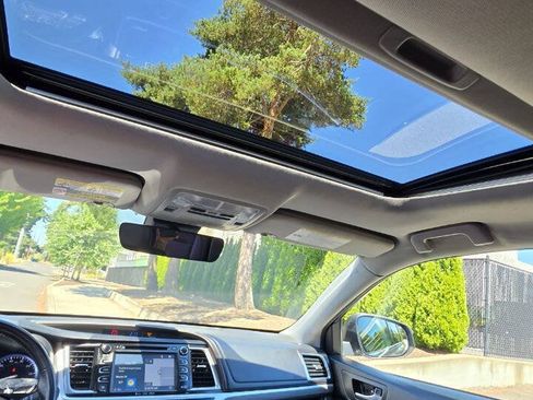 Used 2018 Toyota Highlander Limited AWD/4WD image 16
