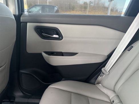 Used 2023 Nissan Rogue SL w/ SL Premium Package image 27