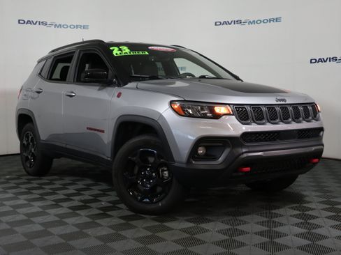 Used 2023 Jeep Compass Trailhawk AWD/4WD image 2