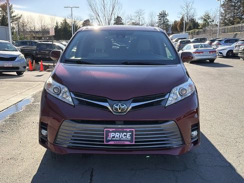 Used 2018 Toyota Sienna XLE image 2