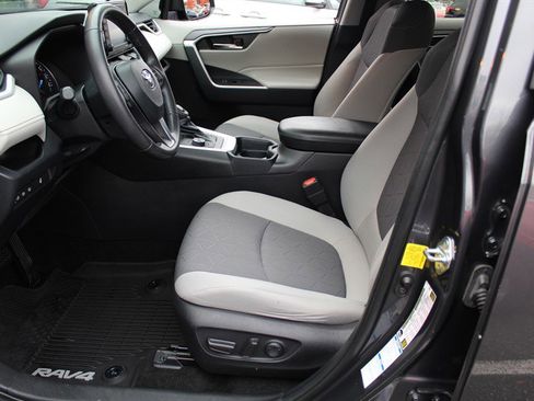 Used 2020 Toyota RAV4 XLE image 17