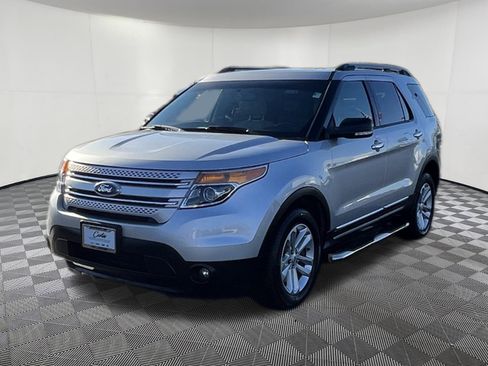 Used 2015 Ford Explorer XLT w/ Equipment Group 202A image 3