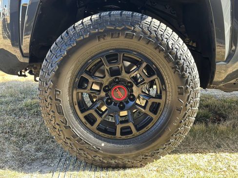 Used 2025 Toyota Tacoma SR5 AWD/4WD image 14