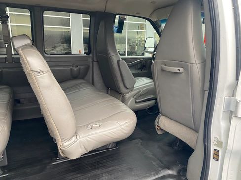 Used 2018 Chevrolet Express 3500 LS RWD image 24