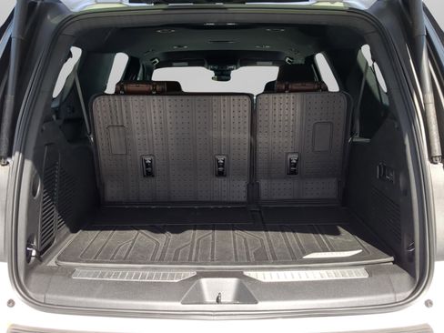 Used 2025 Chevrolet Suburban High Country image 28