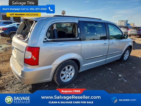 Used 2011 Chrysler Town & Country Touring image 4