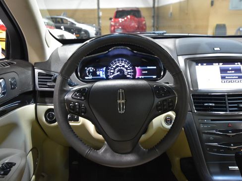 Used 2019 Lincoln MKT AWD image 16