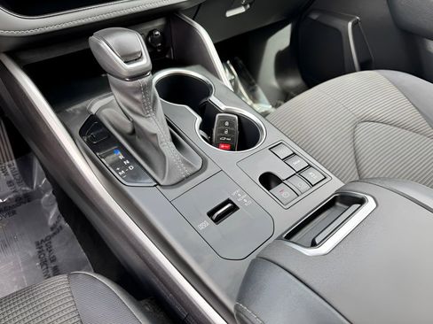 Used 2024 Toyota Highlander LE image 18