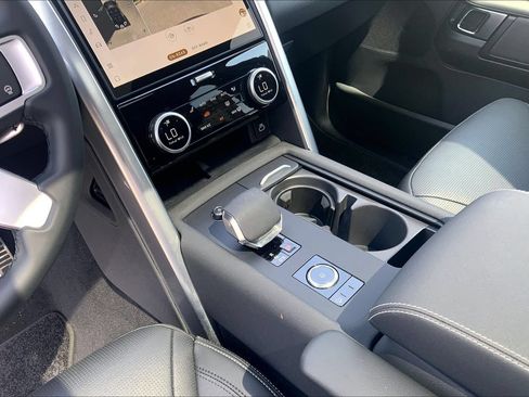 Certified 2025 Land Rover Discovery Dynamic SE AWD/4WD image 16