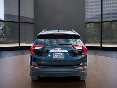 Used 2024 GMC Terrain SLE w/ Driver Convenience Package image 3