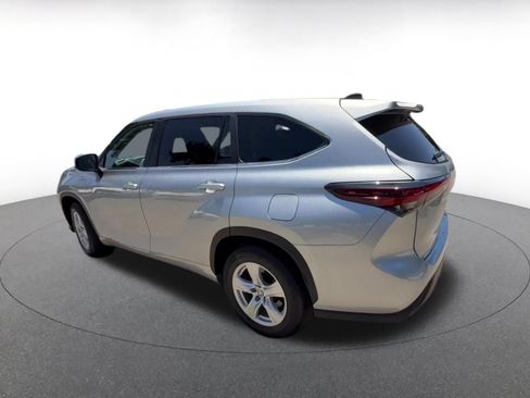Used 2025 Toyota Highlander LE FWD image 10