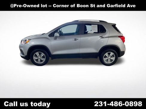 Used 2018 Chevrolet Trax LT w/ LT Convenience Package AWD/4WD image 2