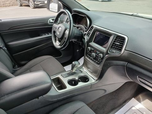 Used 2018 Jeep Grand Cherokee Laredo AWD/4WD image 23