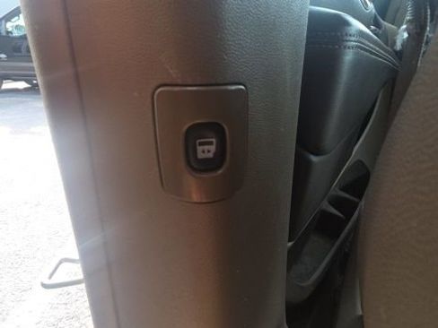 Used 2013 Chrysler Town & Country Touring image 15