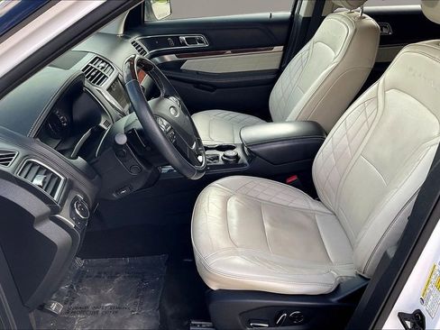 Used 2020 Ford Explorer XLT w/ Equipment Group 202A AWD/4WD image 17