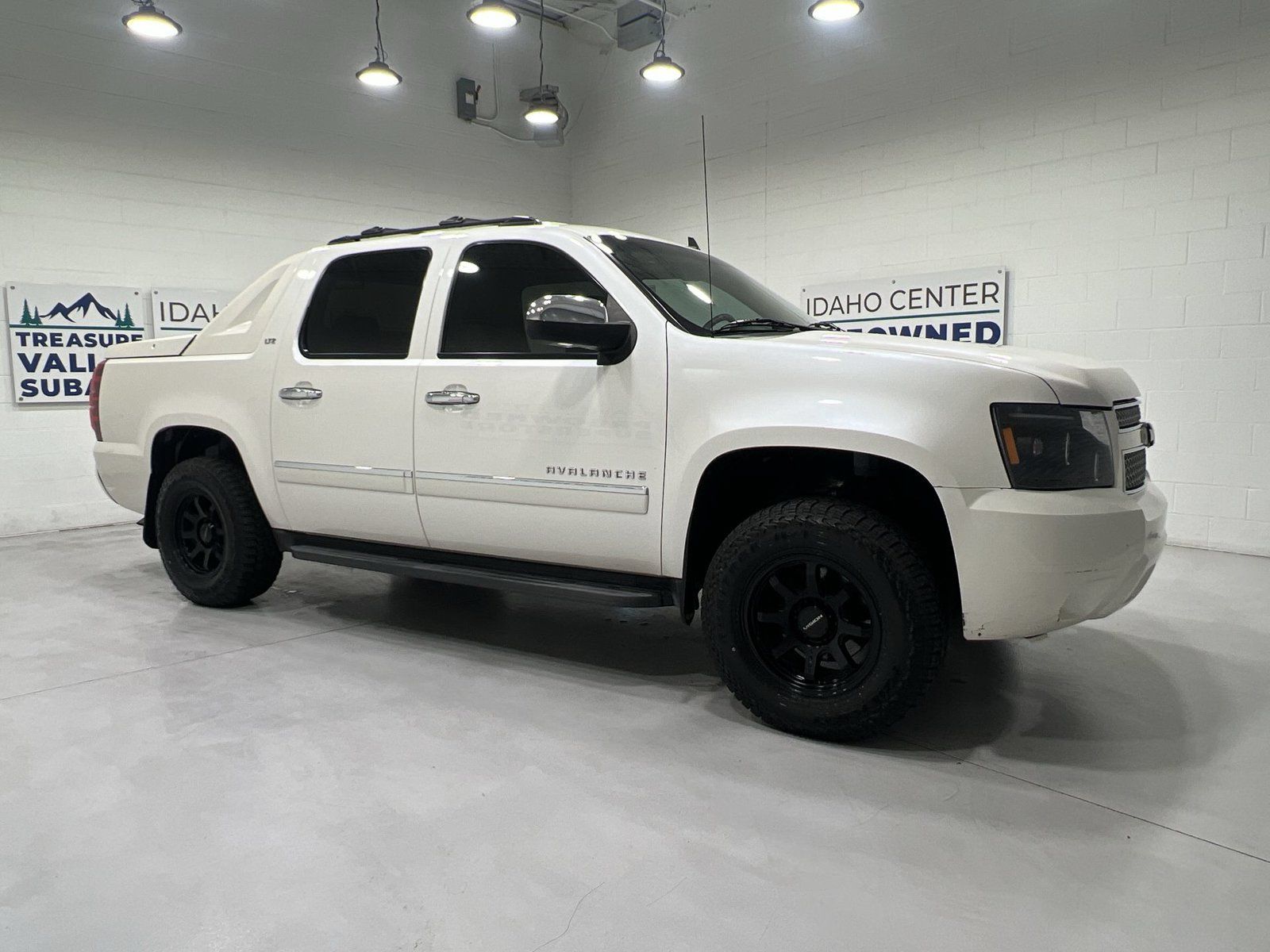Used 2011 Chevrolet Avalanche LTZ RWD image 2