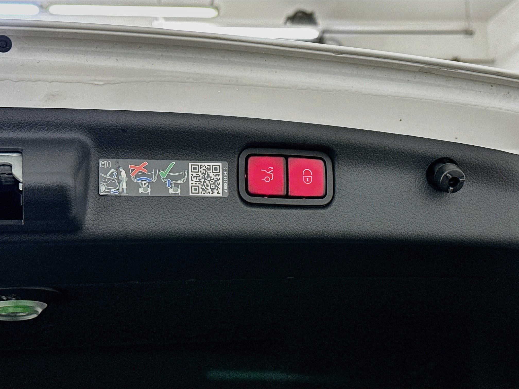 Used 2025 Mercedes-Benz C 300 4MATIC Sedan image 31