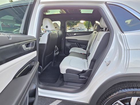 Certified 2024 Volkswagen Atlas Cross Sport SEL Premium R-Line AWD/4WD image 29