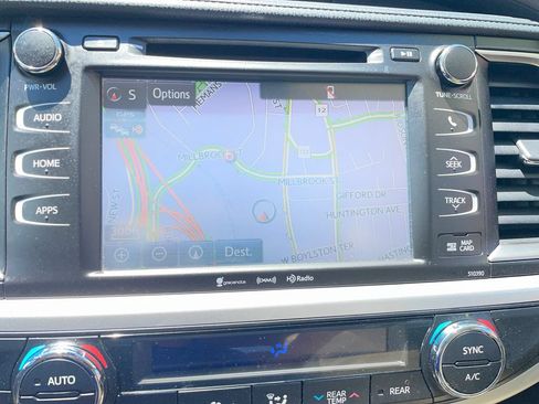 Used 2019 Toyota Highlander XLE AWD/4WD image 19