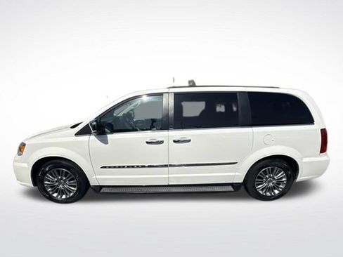 Used 2013 Chrysler Town & Country Touring-L w/ Driver Convenience Group FWD image 6