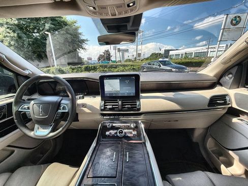 Used 2019 Lincoln Navigator Reserve AWD/4WD image 18