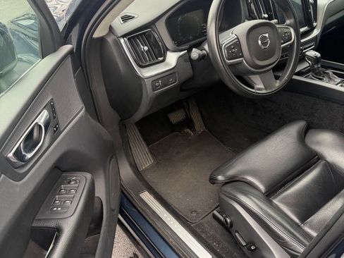 Used 2019 Volvo XC60 T5 Momentum w/ Premium Package AWD/4WD image 4