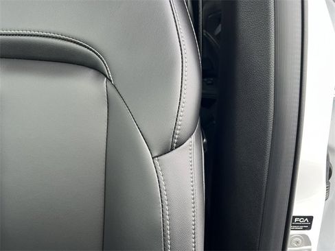 New 2025 Jeep Grand Cherokee Limited w/ Black Appearance Package image 13