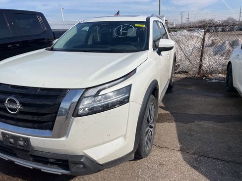 Used 2022 Nissan Pathfinder Platinum image 5