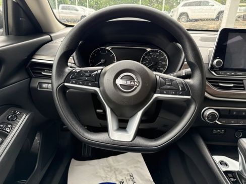 Used 2025 Nissan Altima 2.5 SV FWD image 14