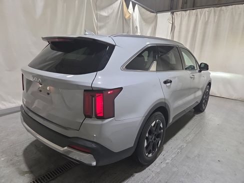 Used 2025 Kia Sorento S image 4