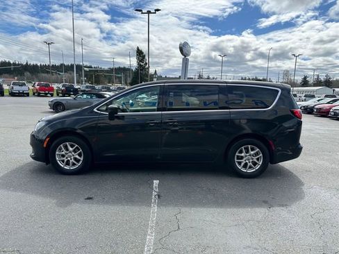 Used 2022 Chrysler Voyager LX FWD image 5