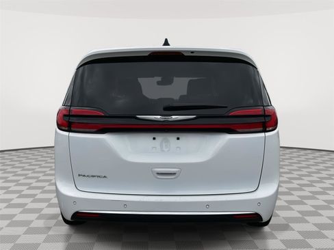 Used 2024 Chrysler Pacifica Touring-L FWD image 4