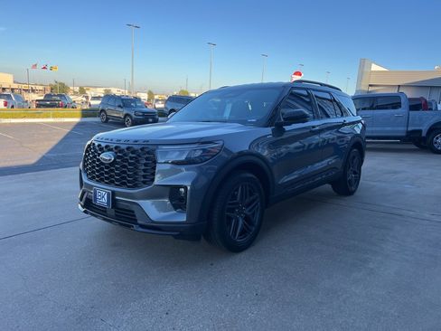 New 2026 Ford Explorer ST-Line w/ ST-Line Street Pack image 3