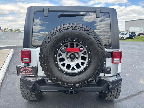 Used 2016 Jeep Wrangler Unlimited Sahara w/ Dual Top Group AWD/4WD image 4