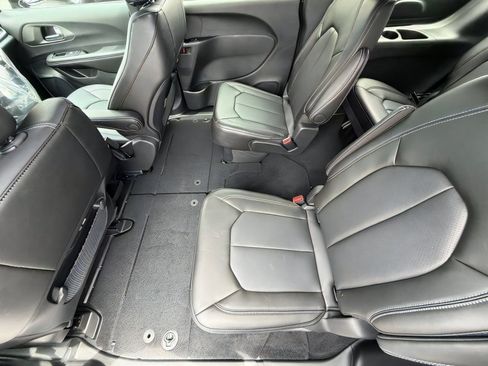 New 2027 Chrysler Pacifica Select FWD image 13