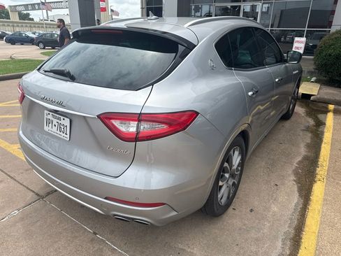 Used 2017 Maserati Levante w/ Luxury Package AWD/4WD image 4