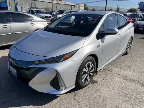 Used 2017 Toyota Prius Prime Premium w/ Preferred Accessory Package FWD image 2