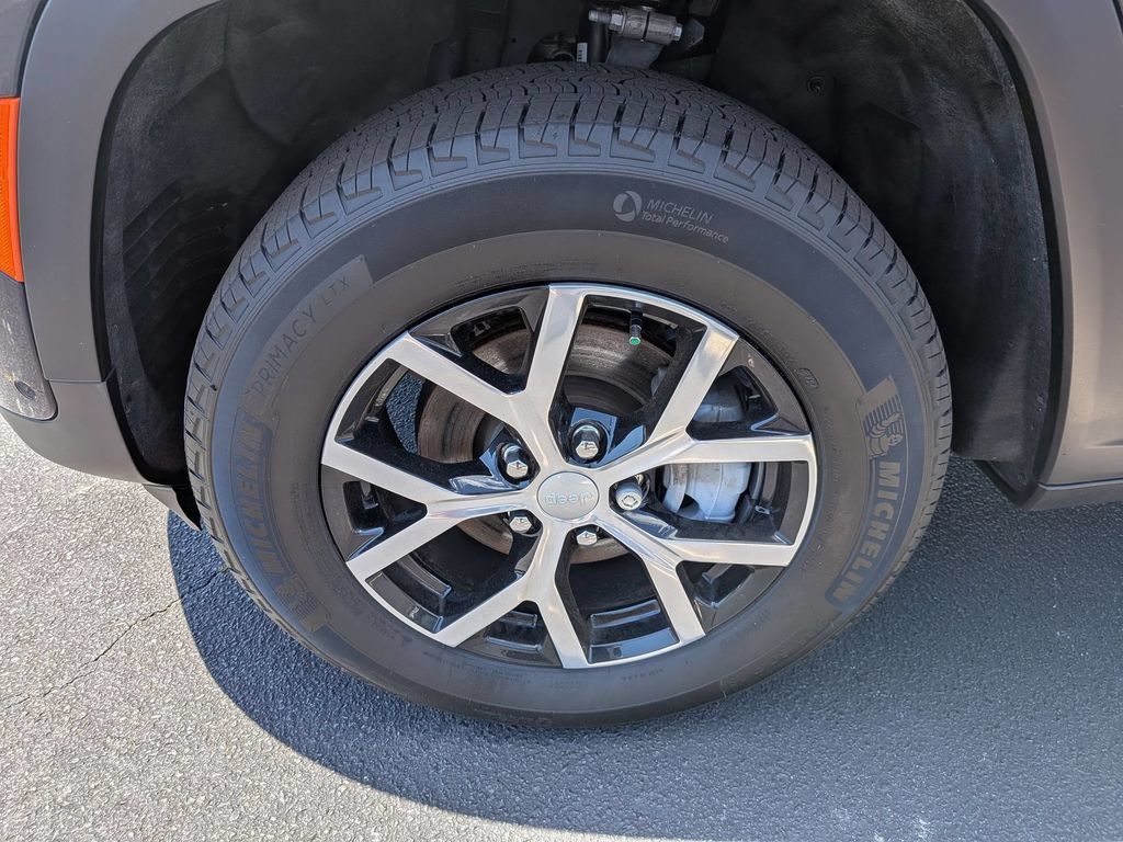 Certified 2024 Jeep Grand Cherokee Limited w/ Luxury Tech Group II AWD/4WD image 9