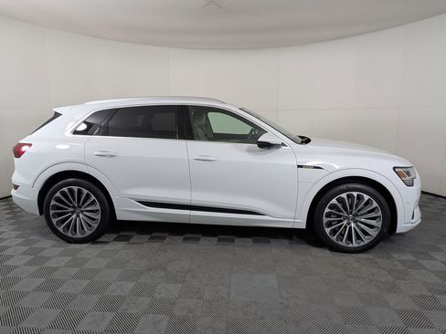 Used 2019 Audi e-tron Prestige w/ Prestige Package image 9