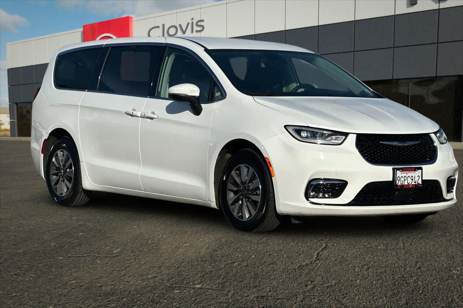 Used 2023 Chrysler Pacifica Touring-L FWD image 11