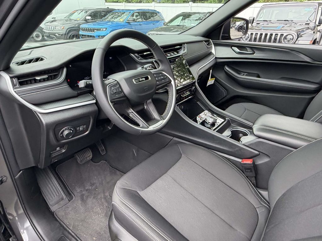 Used 2025 Jeep Grand Cherokee Laredo X w/ MOPAR Finishing Package AWD/4WD image 18
