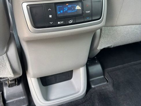 Used 2017 Toyota Highlander LE w/ Carpet Mat Package FWD image 12